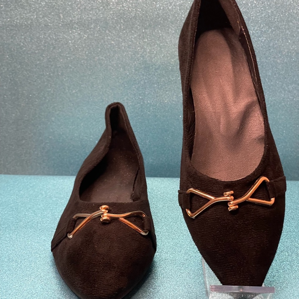 NWOT Never Worn: Elegant Black Vegan Suede Flats with Gold Accent - Picture 4 of 5